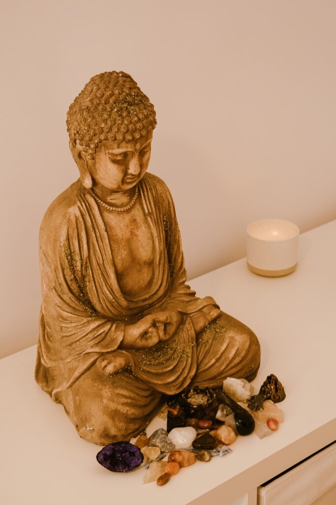 Buda y cristales en la sala de Thay Masaje
